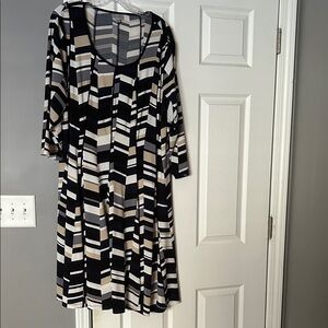 Avenue Black and White Geometric Long Sleeve Dress